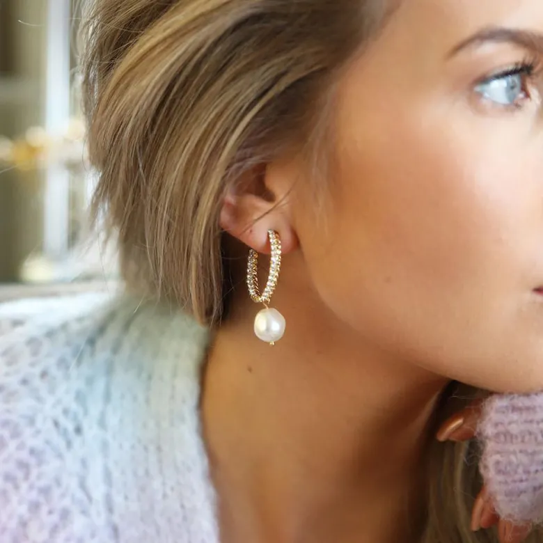 Caroline Svedbom Kaia Pearl Örhängen/ Pearl + Crystal (Rhodium)