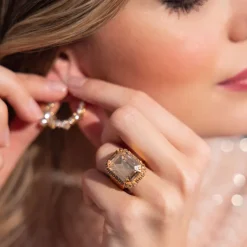 Caroline Svedbom Lydia Cocktail Ring / Golden Shadow (Guld)