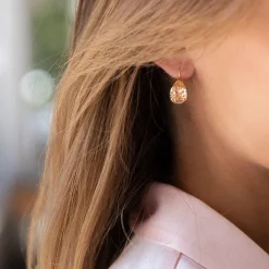 Caroline Svedbom Mini Drop Clasp Örhängen / Light Peach (Guld)