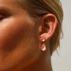 Caroline Svedbom Mini Drop Örhängen/ Flamingo Ignite (Guld)