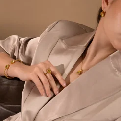 Caroline Svedbom Mini Drop Halsband ReCreated™ Dark Jonquil – Guld