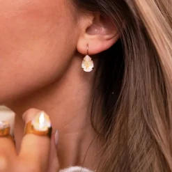 Caroline Svedbom Mini Drop Clasp Örhängen/ Ivory Creme Delite (Guld)