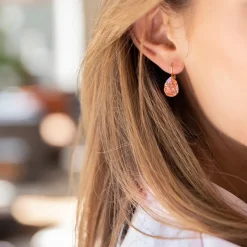 Caroline Svedbom Mini Drop Clasp Örhängen/ Rose Peach (Guld)
