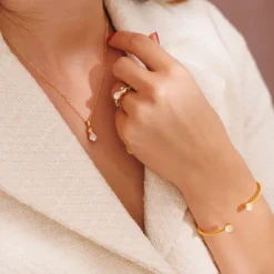 Caroline Svedbom Mini Twisted Armband / Electric White (Guld)