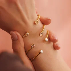 Caroline Svedbom Mini Twisted Armband/ Pearl (Guld)