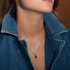 Caroline Svedbom Petite Drop Halsband, Denim Blue – Rhodium