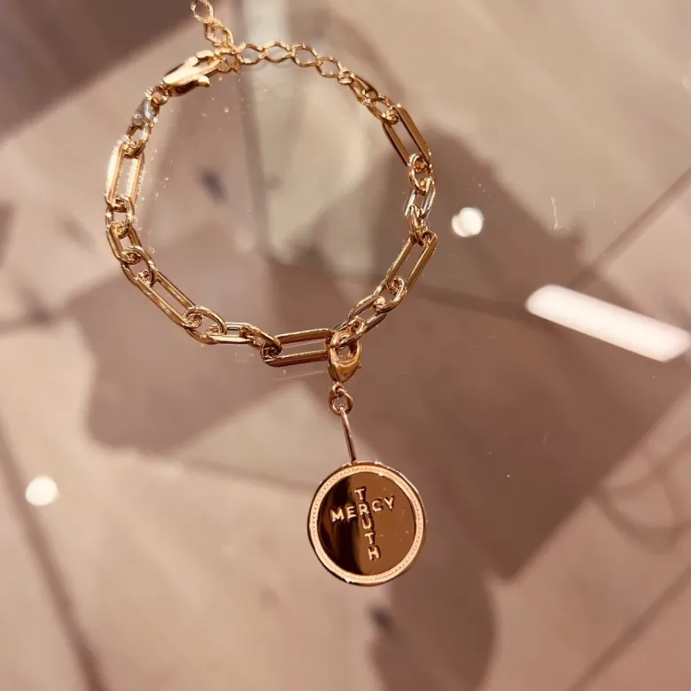 Emma Israelsson FHL Wreath Coin Charm Guld Charm016