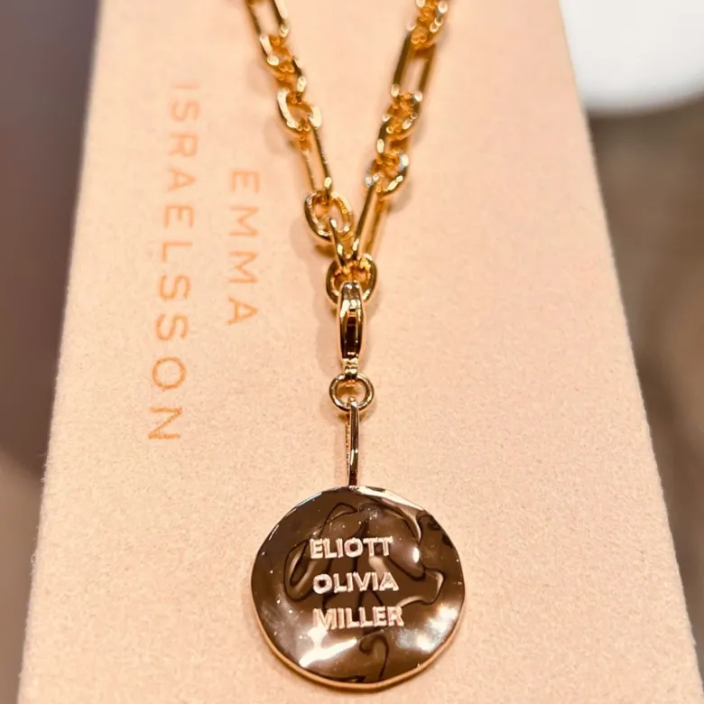 Emma Israelsson Name Coin Organic Charm Guld Charm022