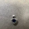 Hjärta i 18K Vitguld med Diamanter och Safir HJG026