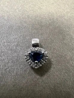 Hjärta i 18K Vitguld med Diamanter och Safir HJG026
