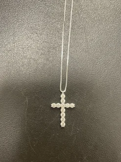 Kors i 18K Vitguld med 0,80ct TW/SI Diamanter – KVG007