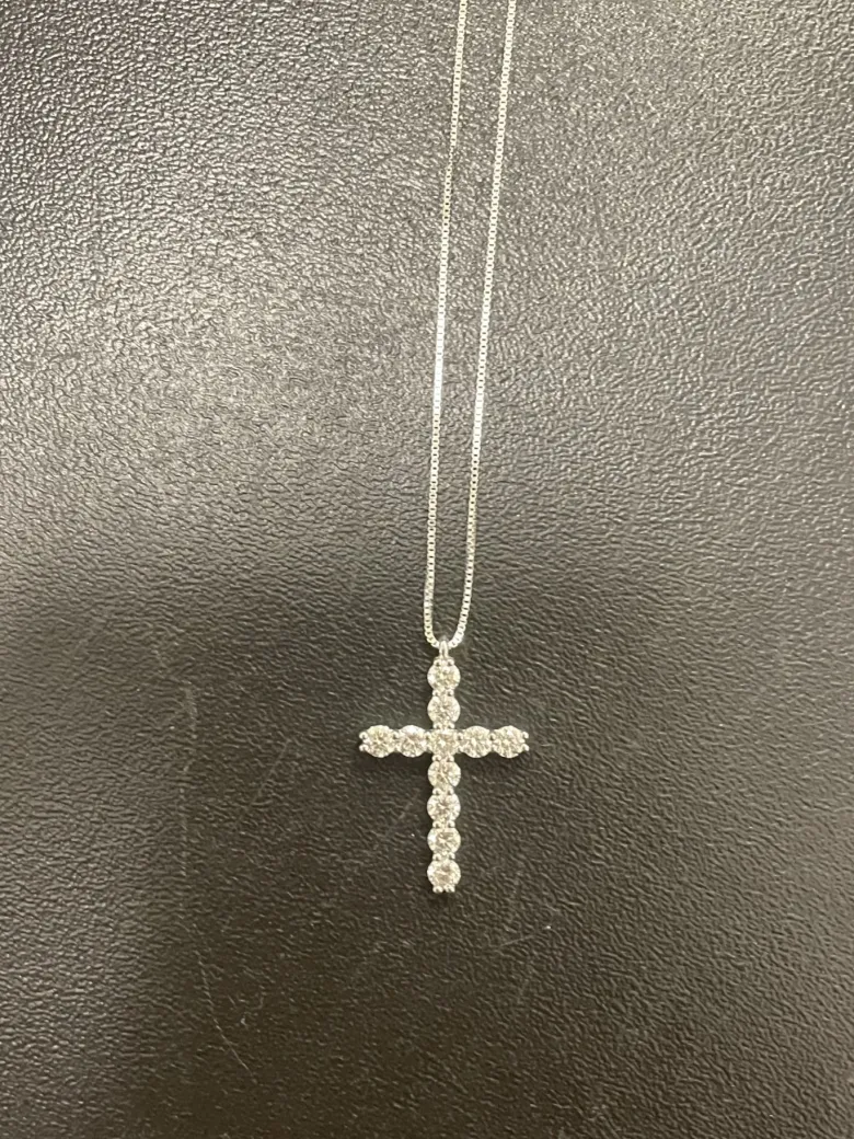 Kors i 18K Vitguld med 0,80ct TW/SI Diamanter – KVG007