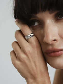 Mockberg Chic Ribbed Ring Silver