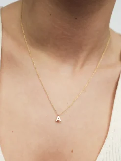 Mockberg Petite Plain Bokstav Halsband Guld