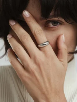Mockberg Retro Ribbed Ring Silver