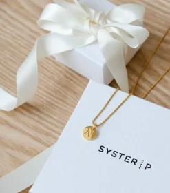 Syster P Beloved Mini Bokstav Hänge Guld