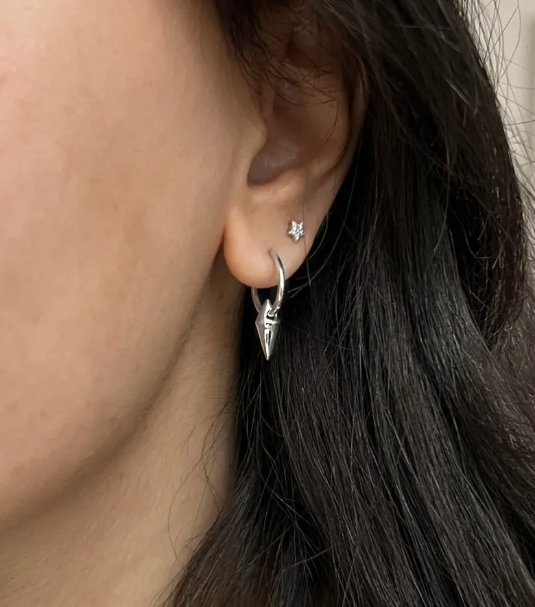 Syster P Harvey Single Spike Small Örhängen Silver