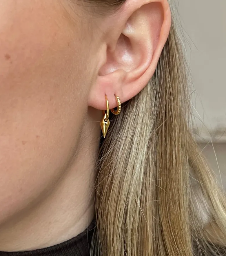 Syster P Harvey Single Spike Small Örhängen Guld