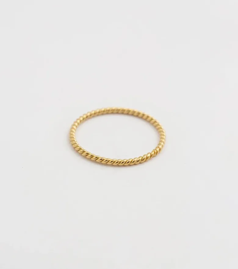 Syster P Tiny Twisted Ring Guld