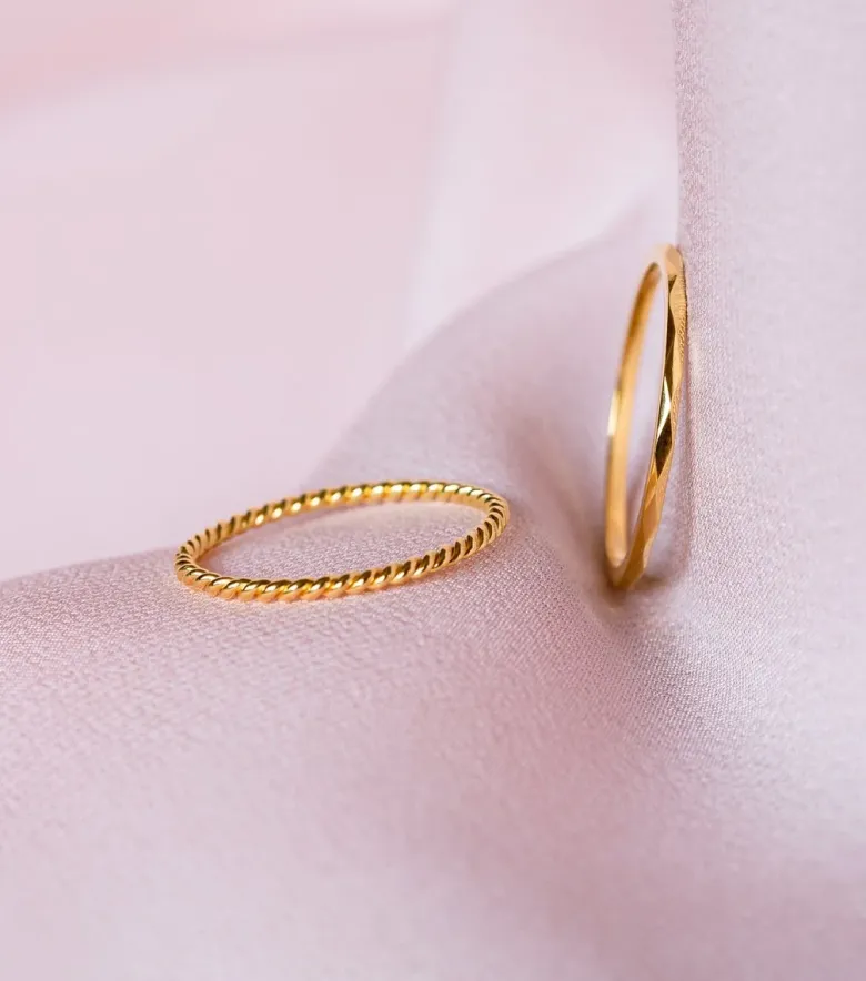 Syster P Tiny Twisted Ring Guld