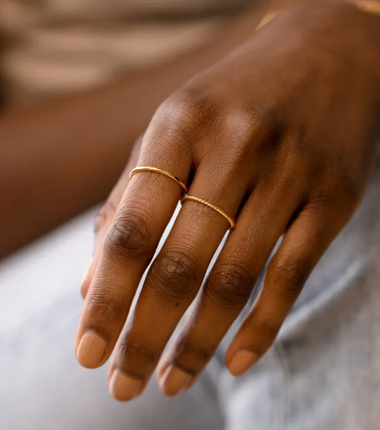 Syster P Tiny Twisted Ring Guld