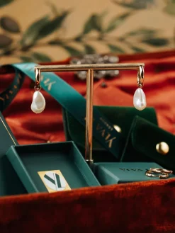 YLVA LI Bertha Pearl Örhängen Light Champagne Guld 6022