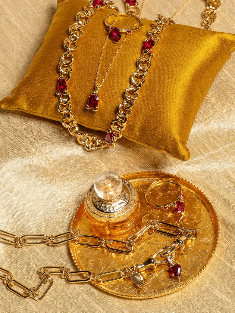 YLVA LI Embla Avantgarde Halsband Ruby – Guld
