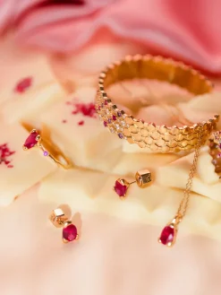 YLVA LI Embla Halsband Ruby – Guld