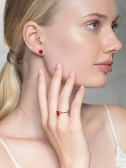 YLVA LI Embla Stud Örhängen Ruby – Guld