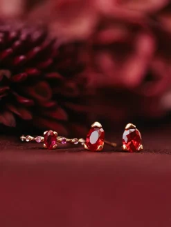 YLVA LI Embla Stud Örhängen Ruby – Guld