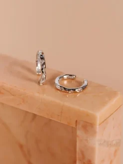 YLVA LI Petite Bertha Cuff Örhängen Light Champagne Silver 6042