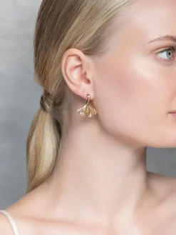 YLVA LI Petite Embla Leaf Örhängen – Guld
